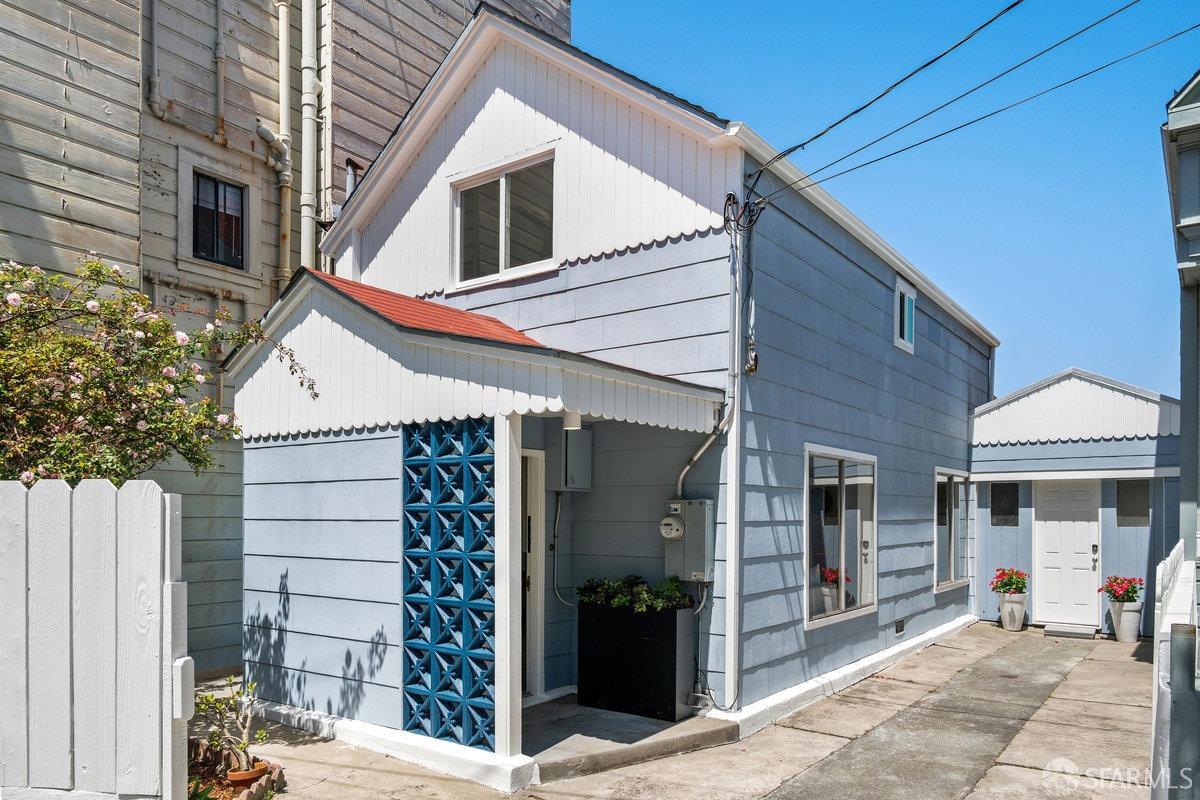 Detail Gallery Image 2 of 25 For 45 Holly Park Cir, San Francisco,  CA 94110 - 3 Beds | 1/1 Baths