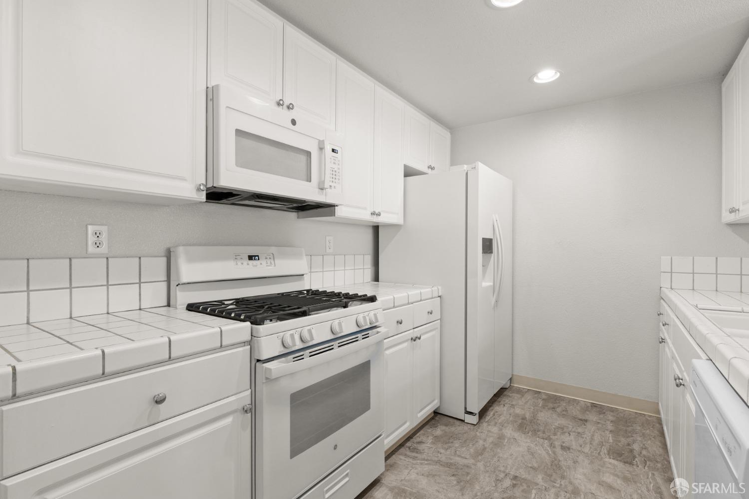 Detail Gallery Image 13 of 28 For 163 Stoneridge Ln, San Francisco,  CA 94134 - 2 Beds | 2 Baths