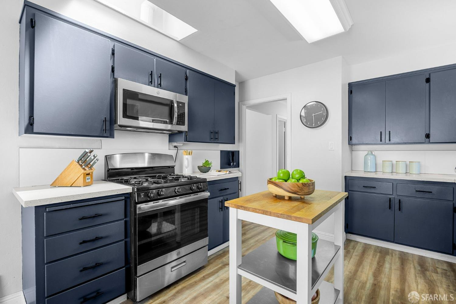 Detail Gallery Image 4 of 52 For 465 Harkness Ave, San Francisco,  CA 94134 - 4 Beds | 2 Baths