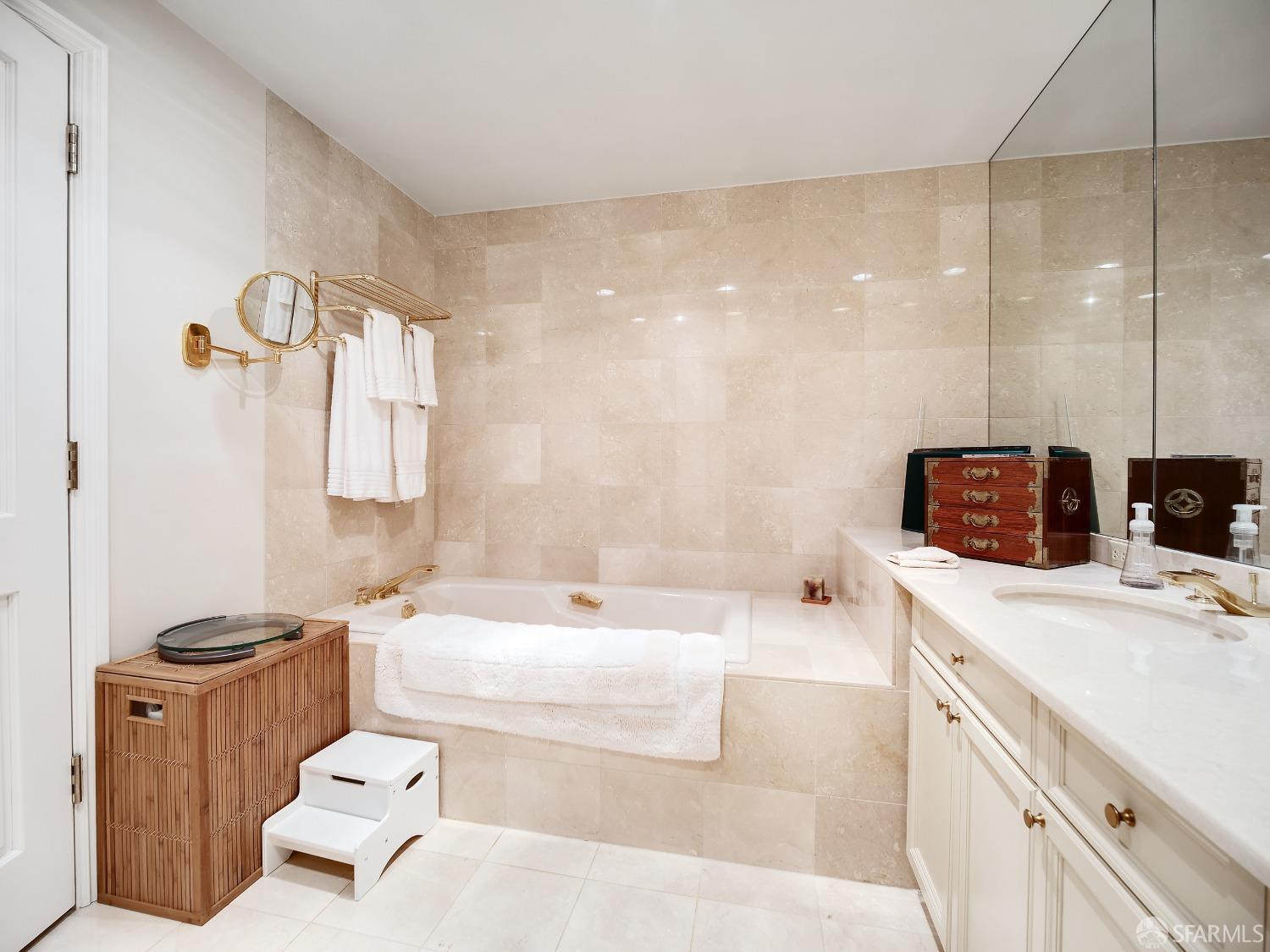 Detail Gallery Image 15 of 26 For 1340 Clay St #403,  San Francisco,  CA 94109 - 2 Beds | 2 Baths