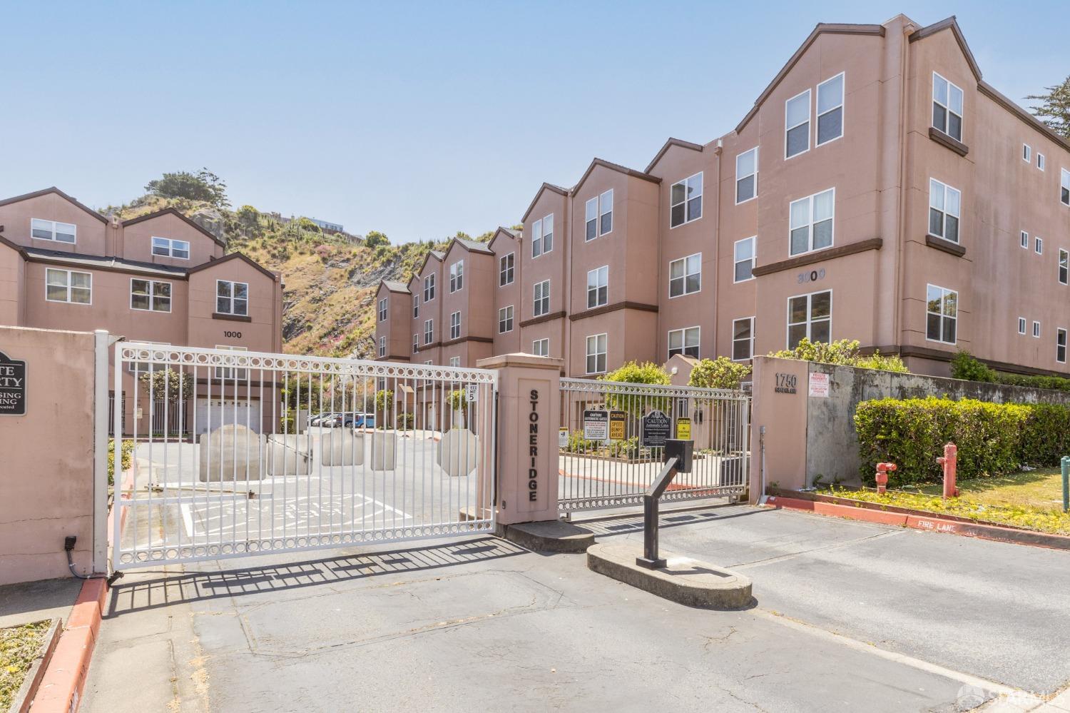Detail Gallery Image 1 of 28 For 163 Stoneridge Ln, San Francisco,  CA 94134 - 2 Beds | 2 Baths