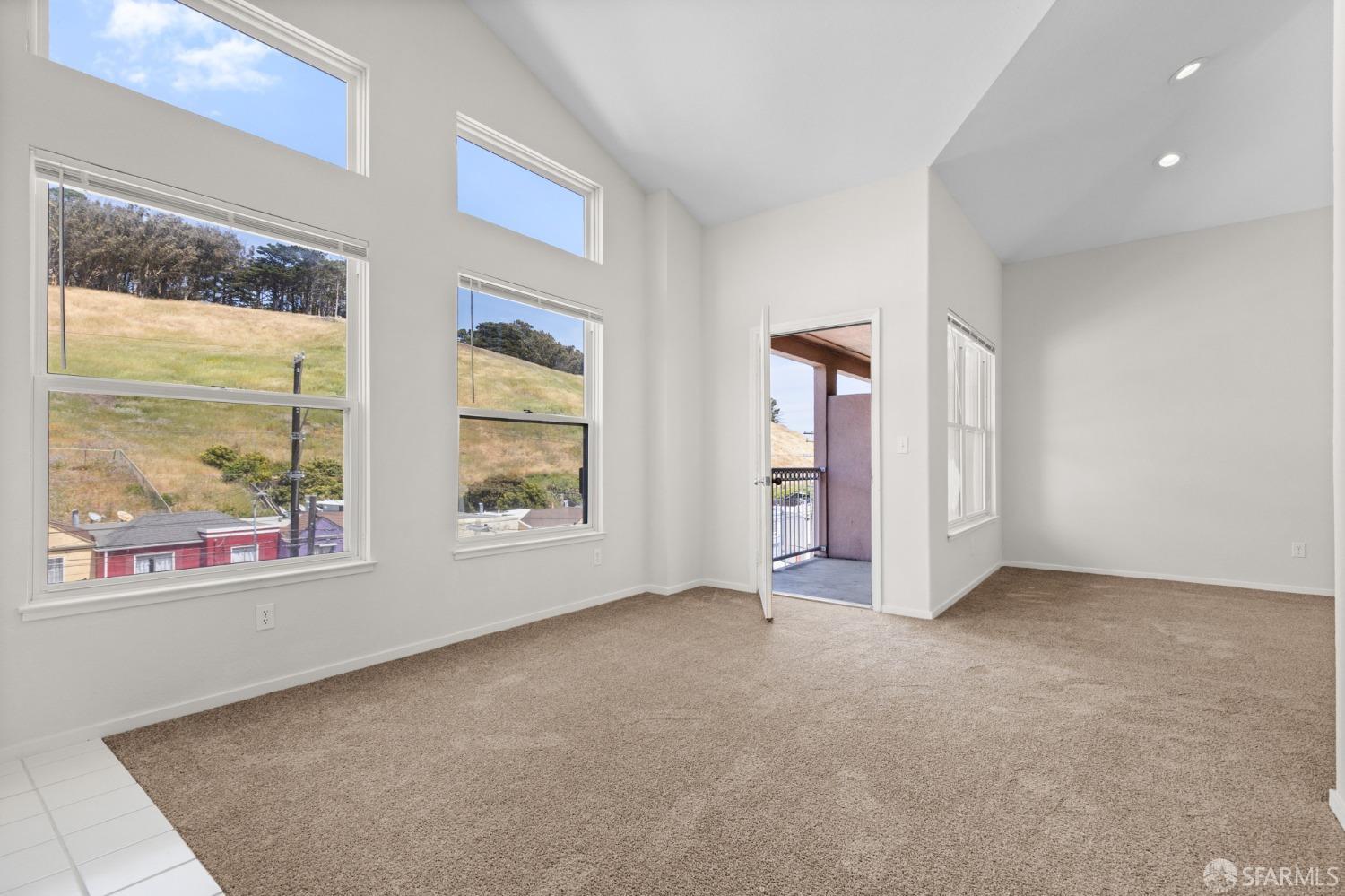 Detail Gallery Image 8 of 28 For 163 Stoneridge Ln, San Francisco,  CA 94134 - 2 Beds | 2 Baths