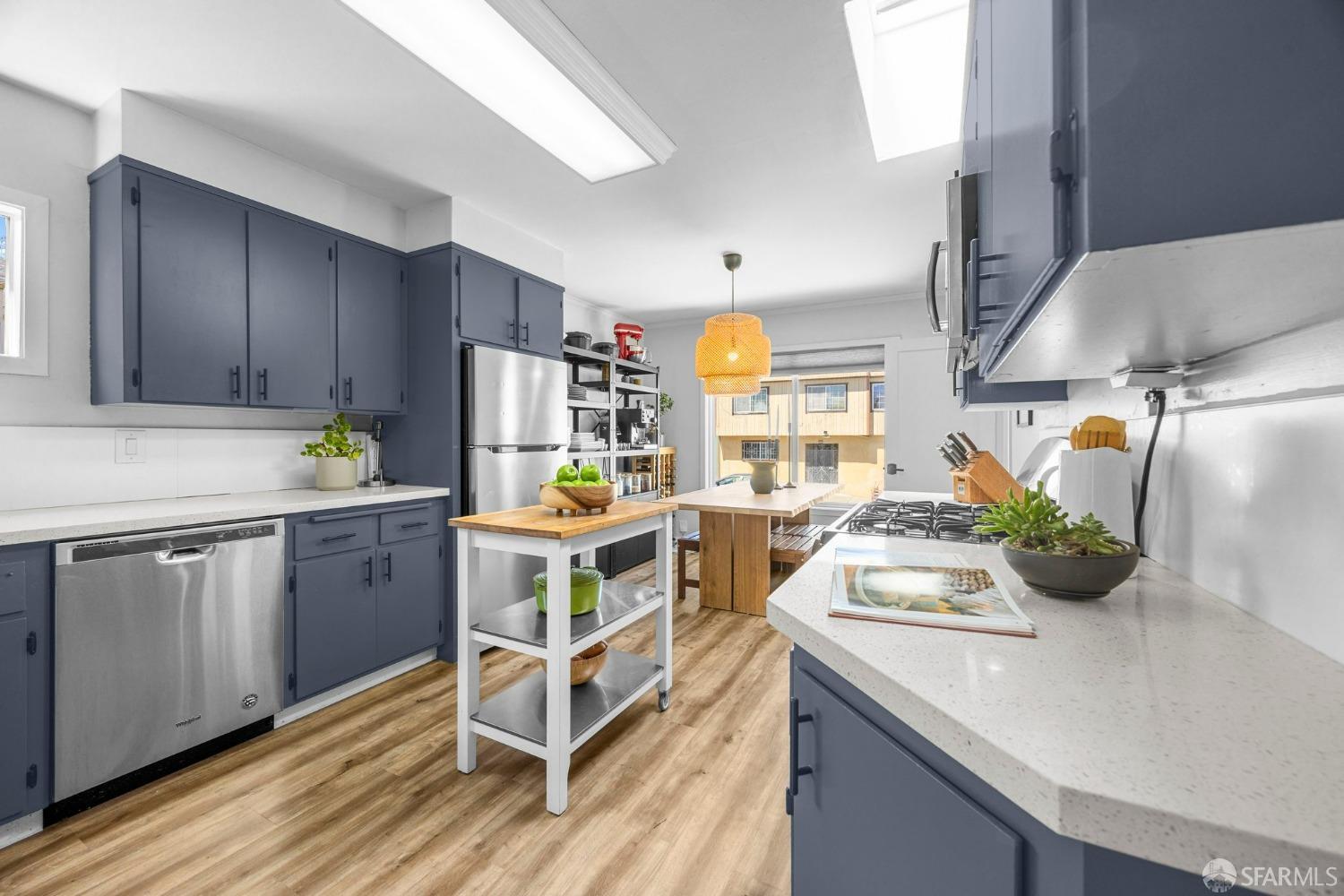 Detail Gallery Image 3 of 52 For 465 Harkness Ave, San Francisco,  CA 94134 - 4 Beds | 2 Baths