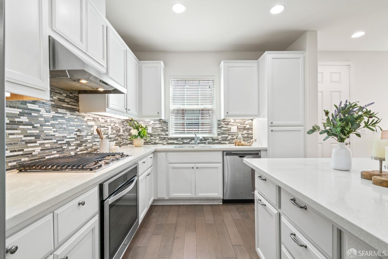 Detail Gallery Image 4 of 39 For 1544 Glenn St, Hayward,  CA 94545 - 3 Beds | 2/1 Baths