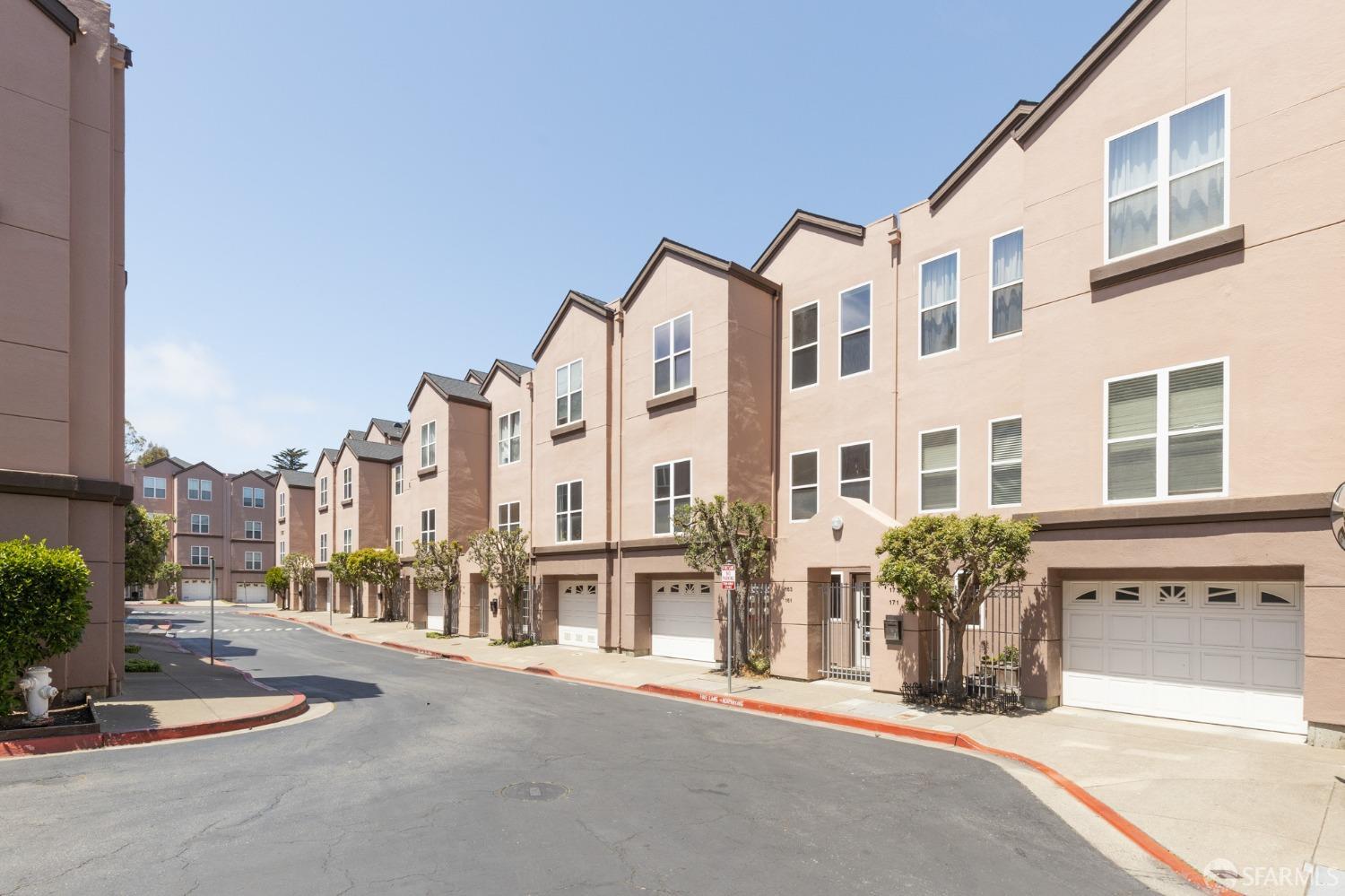 Detail Gallery Image 3 of 28 For 163 Stoneridge Ln, San Francisco,  CA 94134 - 2 Beds | 2 Baths