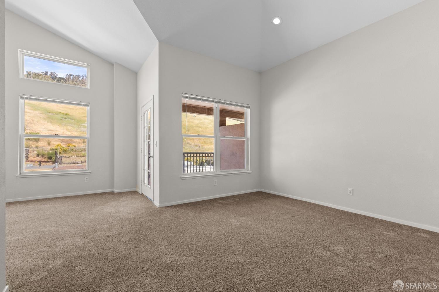 Detail Gallery Image 5 of 28 For 163 Stoneridge Ln, San Francisco,  CA 94134 - 2 Beds | 2 Baths