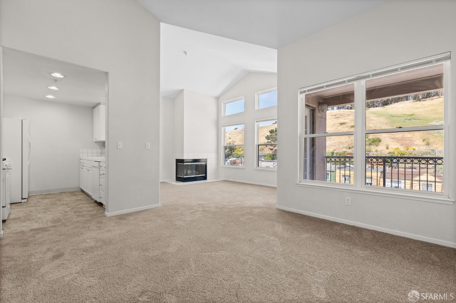 Detail Gallery Image 4 of 28 For 163 Stoneridge Ln, San Francisco,  CA 94134 - 2 Beds | 2 Baths