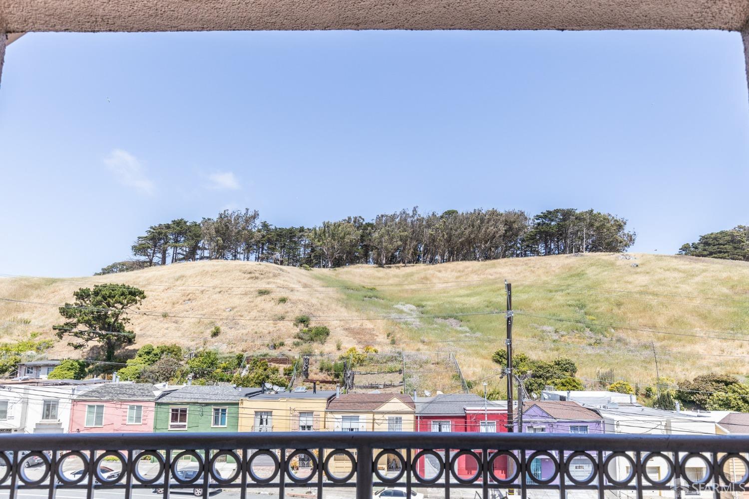 Detail Gallery Image 10 of 28 For 163 Stoneridge Ln, San Francisco,  CA 94134 - 2 Beds | 2 Baths