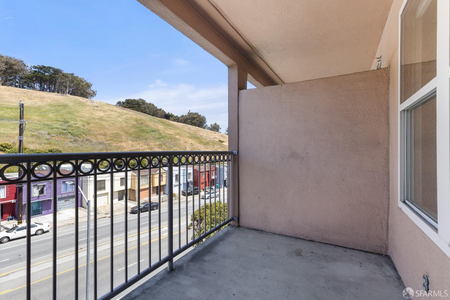 Detail Gallery Image 9 of 28 For 163 Stoneridge Ln, San Francisco,  CA 94134 - 2 Beds | 2 Baths