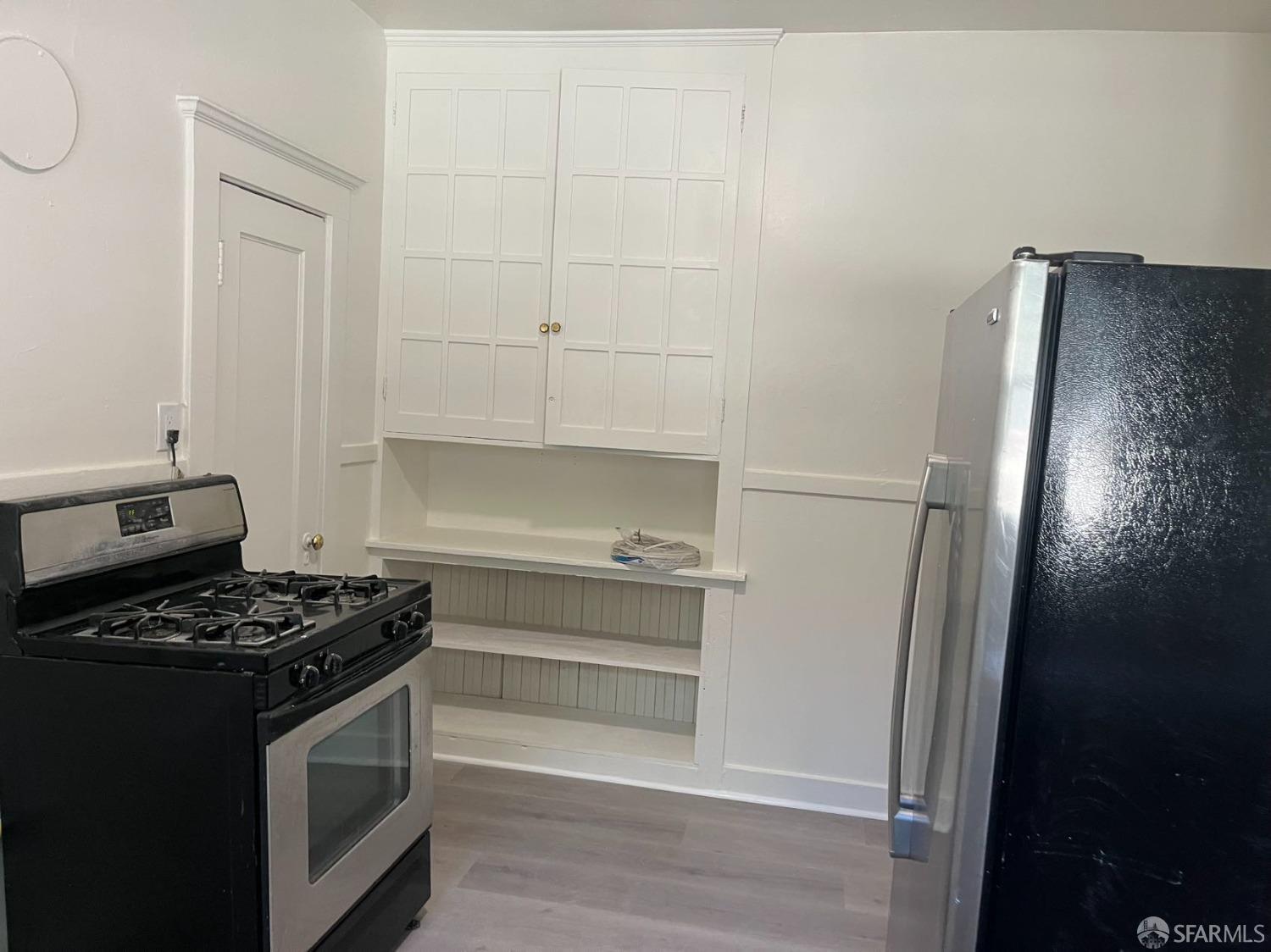 Detail Gallery Image 8 of 11 For 1 Engle Rd, San Mateo,  CA 94402 - 3 Beds | 2 Baths