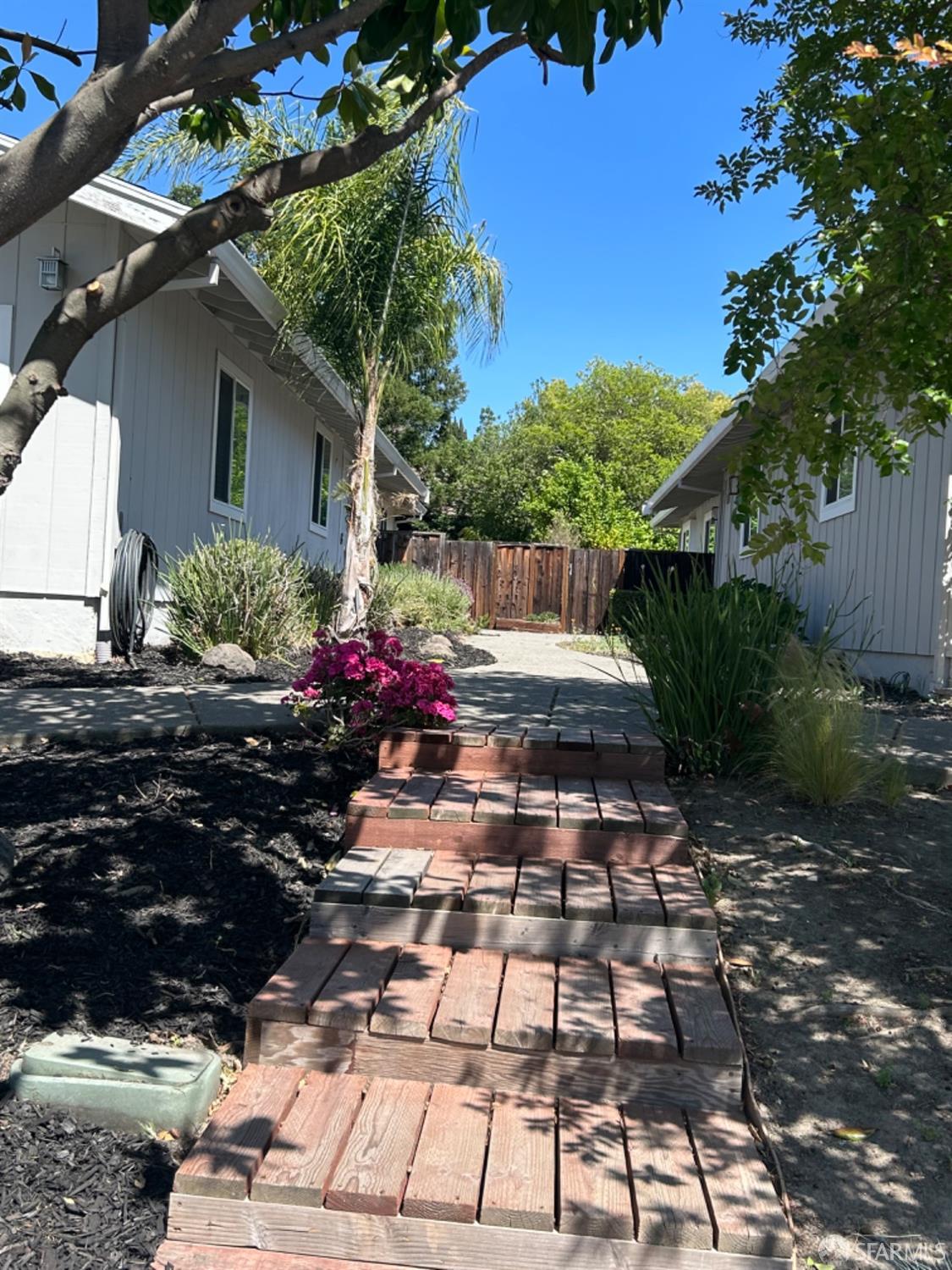 Detail Gallery Image 2 of 22 For 139 Hall Ln, Walnut Creek,  CA 94597 - 2 Beds | 3/1 Baths