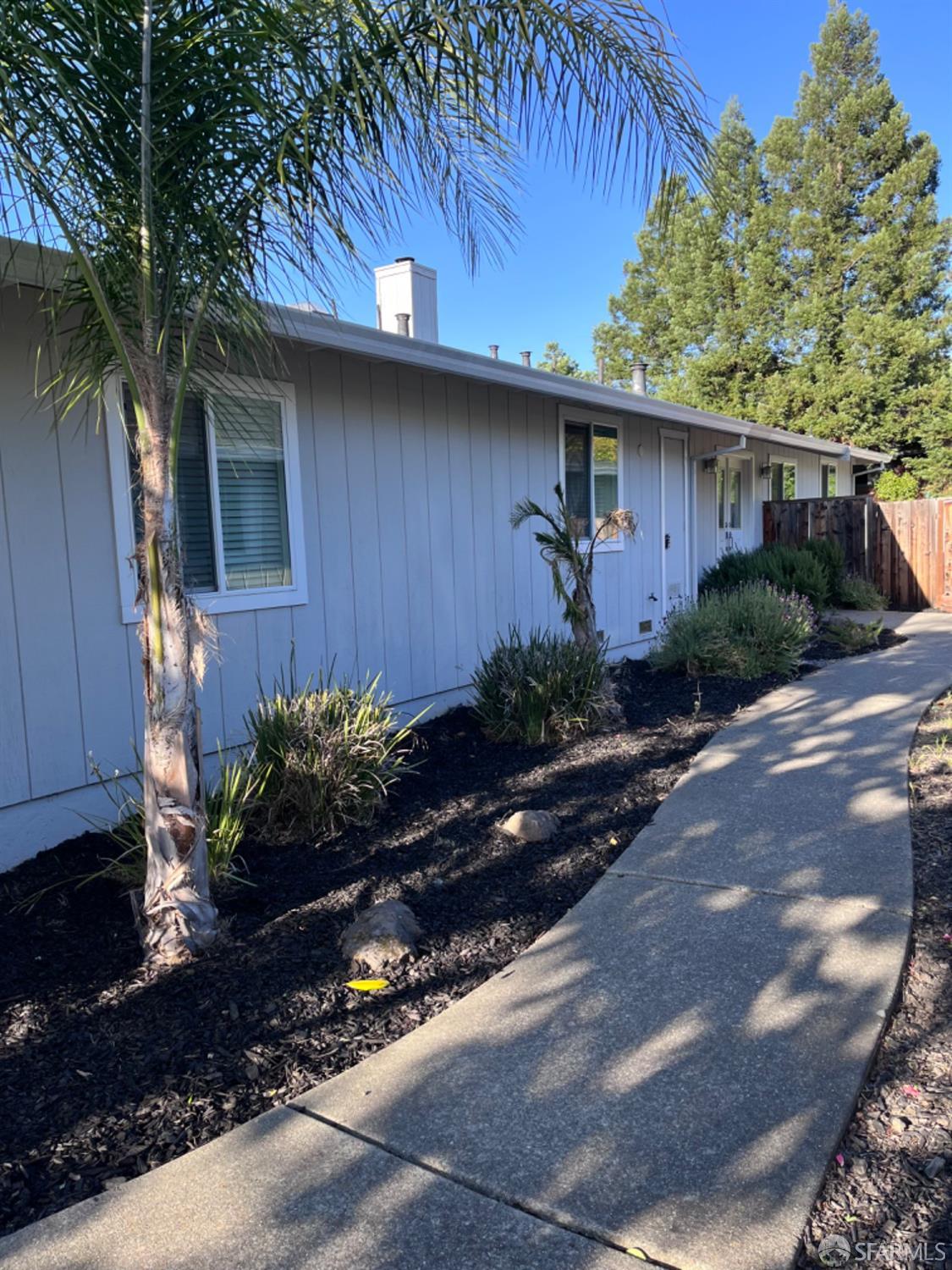 Detail Gallery Image 3 of 22 For 139 Hall Ln, Walnut Creek,  CA 94597 - 2 Beds | 3/1 Baths