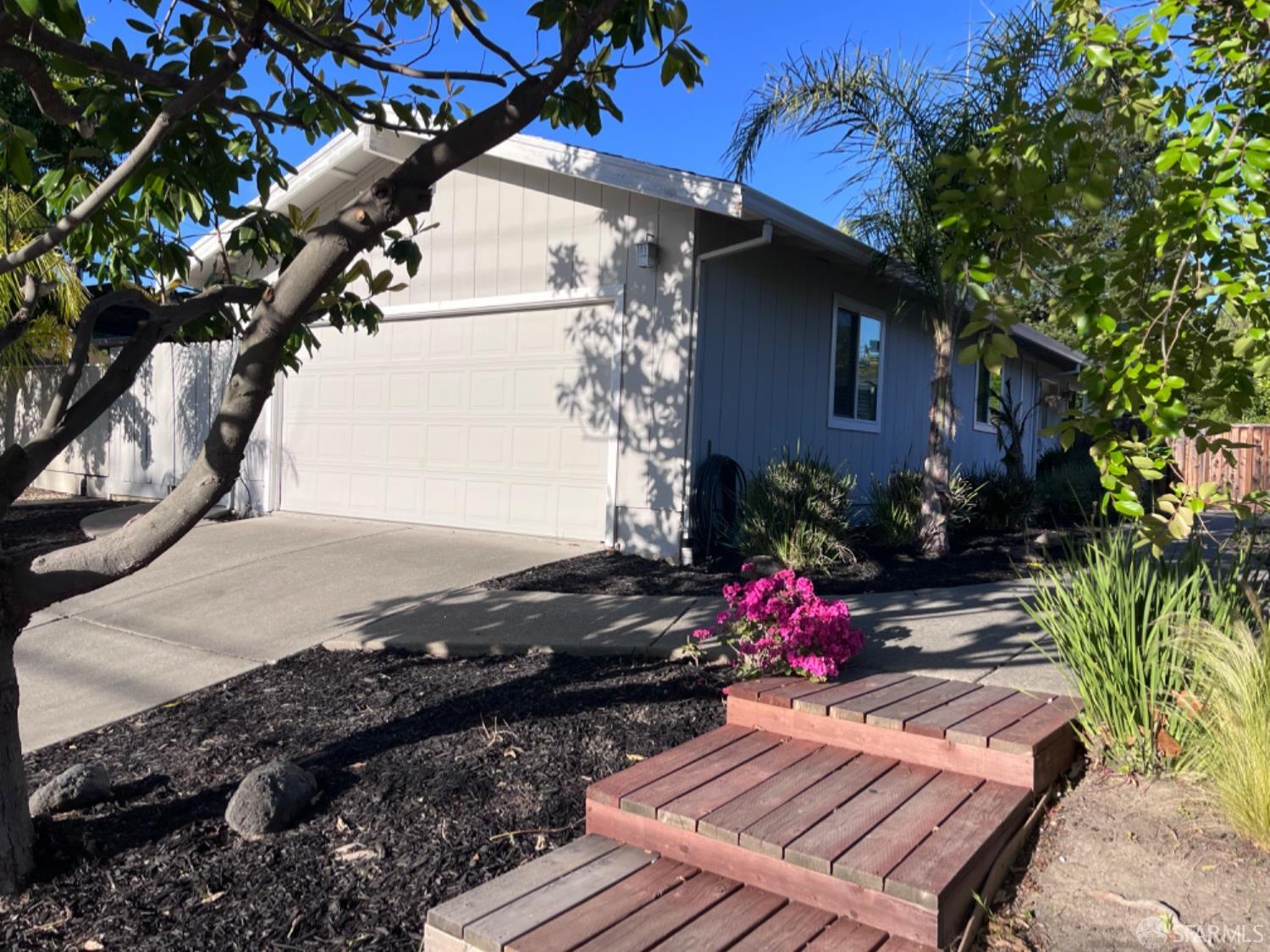 Detail Gallery Image 1 of 22 For 139 Hall Ln, Walnut Creek,  CA 94597 - 2 Beds | 3/1 Baths