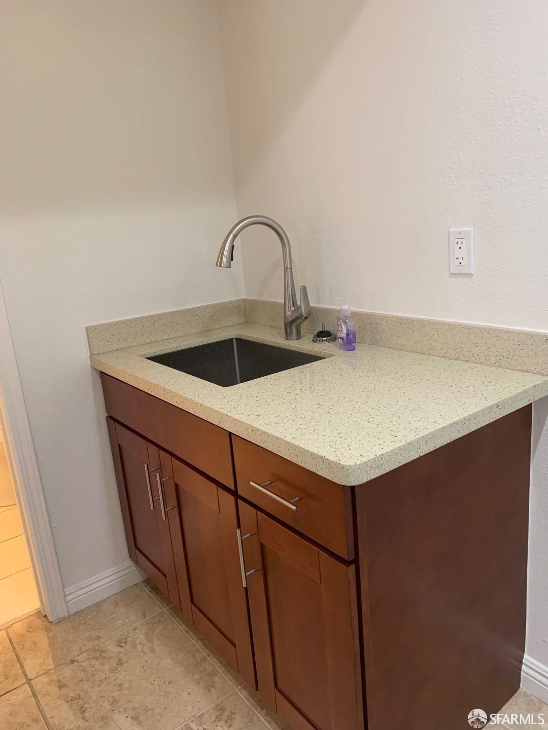 Detail Gallery Image 5 of 5 For 206 Lakeview Ave, San Francisco,  CA 94112 - 1 Beds | 1 Baths