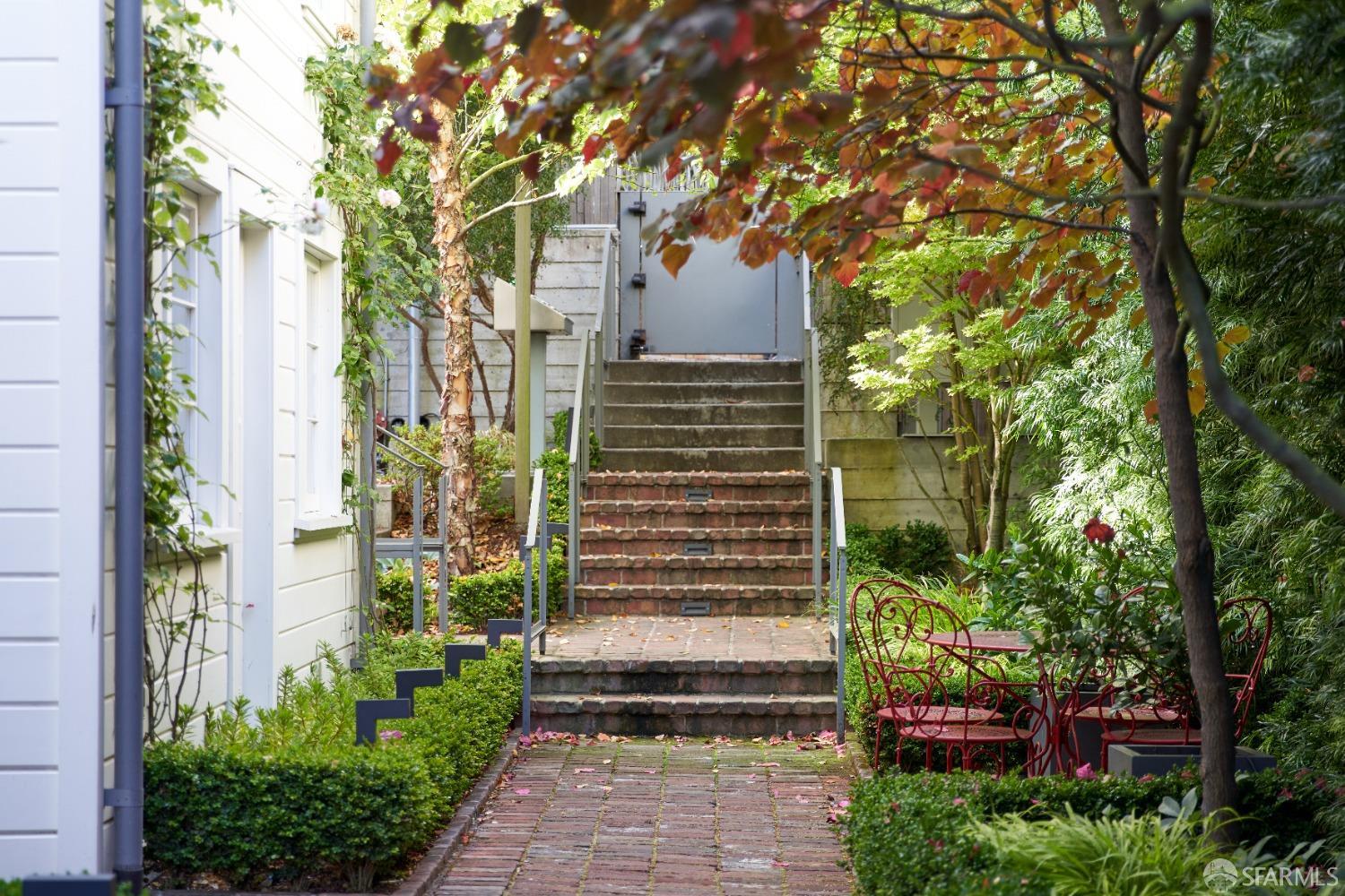 Detail Gallery Image 43 of 46 For 1338 Filbert St #D,  San Francisco,  CA 94109 - 3 Beds | 3 Baths