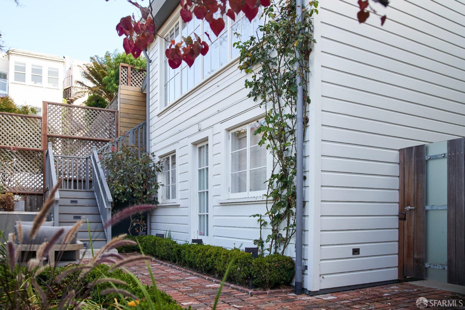 Detail Gallery Image 3 of 46 For 1338 Filbert St #D,  San Francisco,  CA 94109 - 3 Beds | 3 Baths
