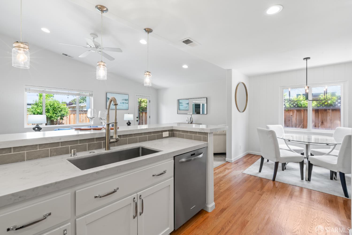 Detail Gallery Image 4 of 33 For 959 Johnson St, Redwood City,  CA 94061 - 3 Beds | 2 Baths