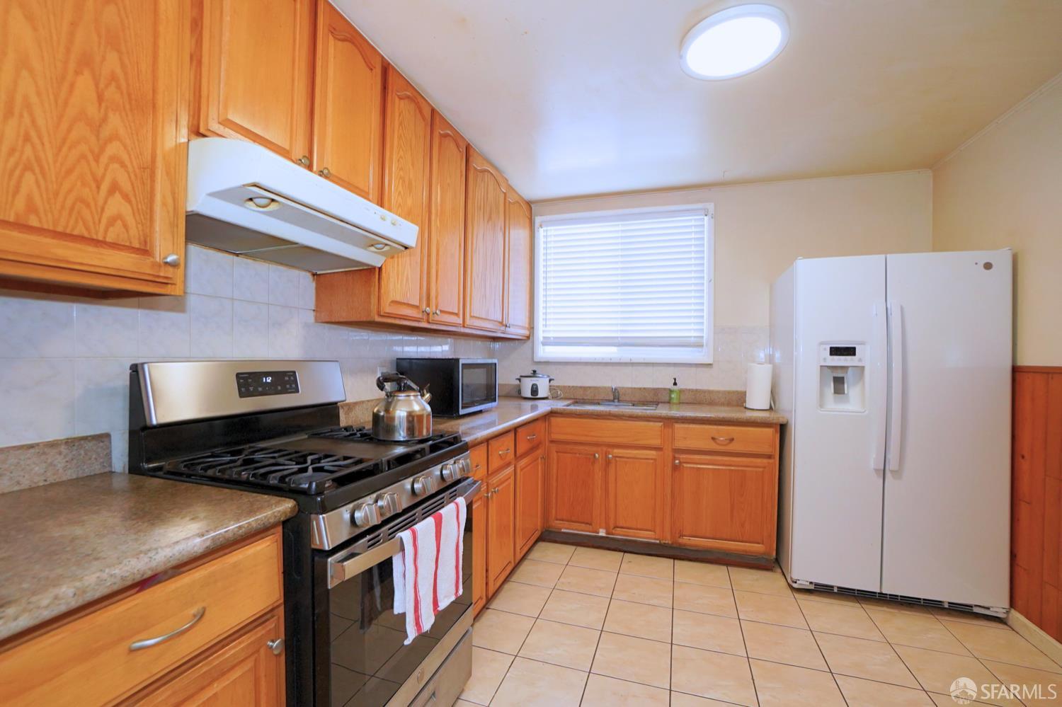Detail Gallery Image 5 of 13 For 511 Skyline Dr, Daly City,  CA 94015 - 4 Beds | 2 Baths