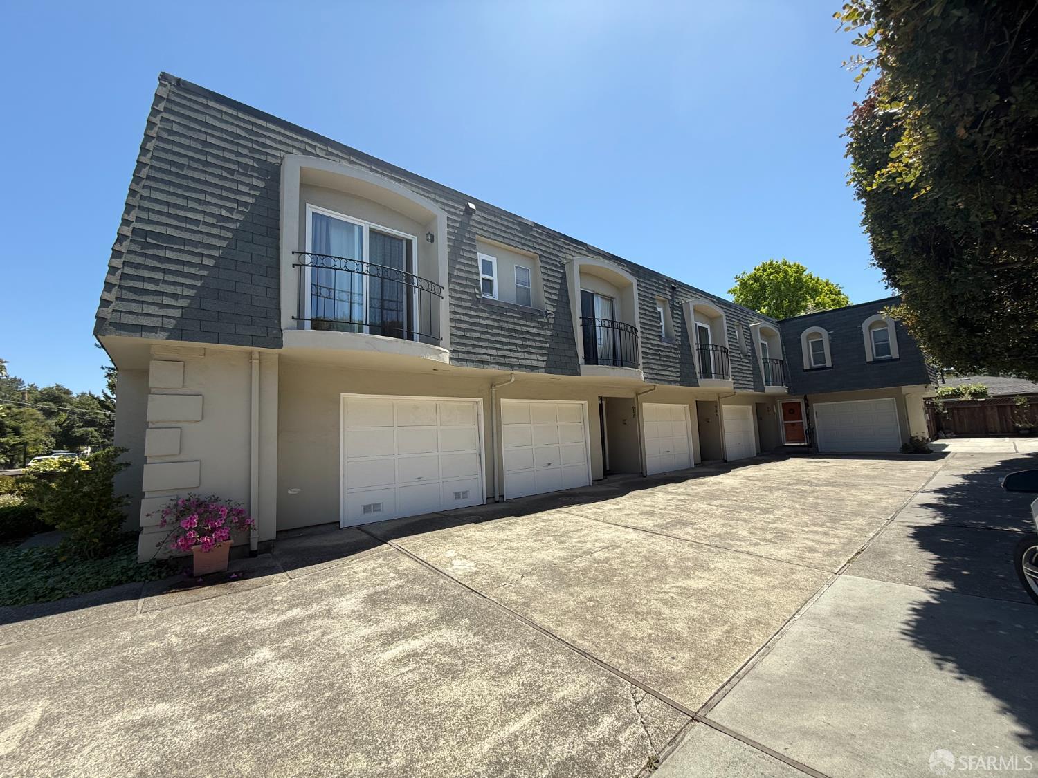 Detail Gallery Image 1 of 2 For 917 Fremont St, Menlo Park,  CA 94025 - 2 Beds | 2 Baths