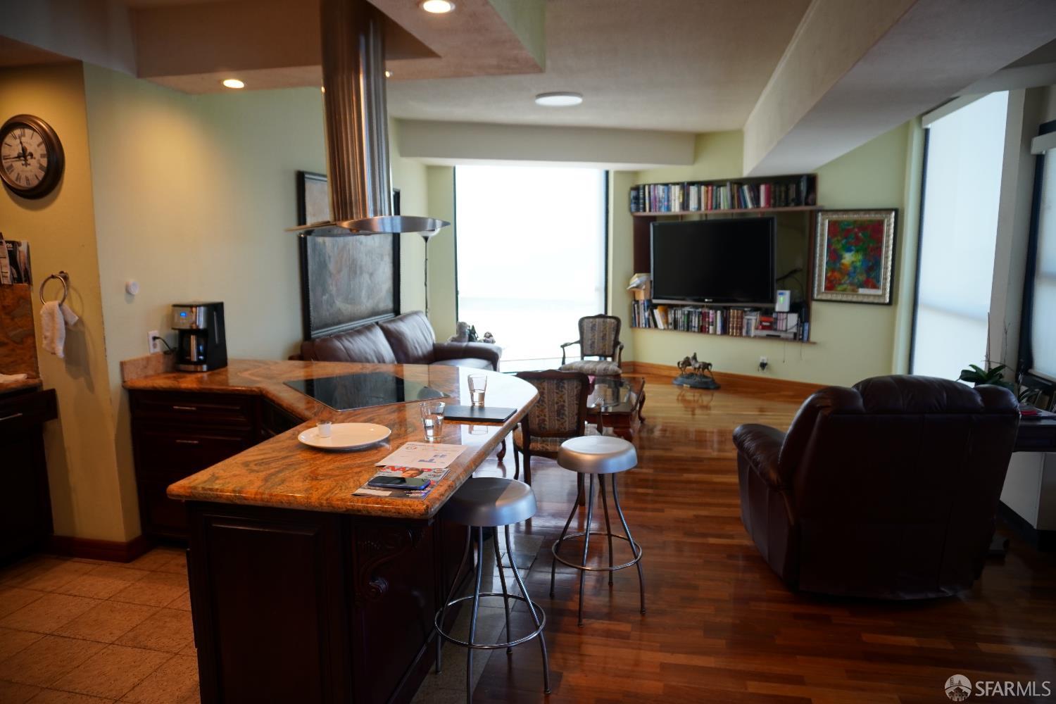 Detail Gallery Image 7 of 21 For 6363 Christie Ave #2426,  Emeryville,  CA 94608 - 2 Beds | 2 Baths