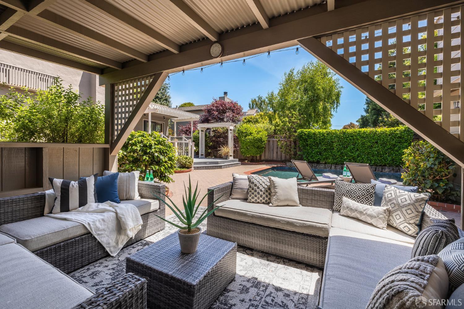 Detail Gallery Image 36 of 73 For 219 Clarendon Rd, Burlingame,  CA 94010 - 3 Beds | 2/1 Baths