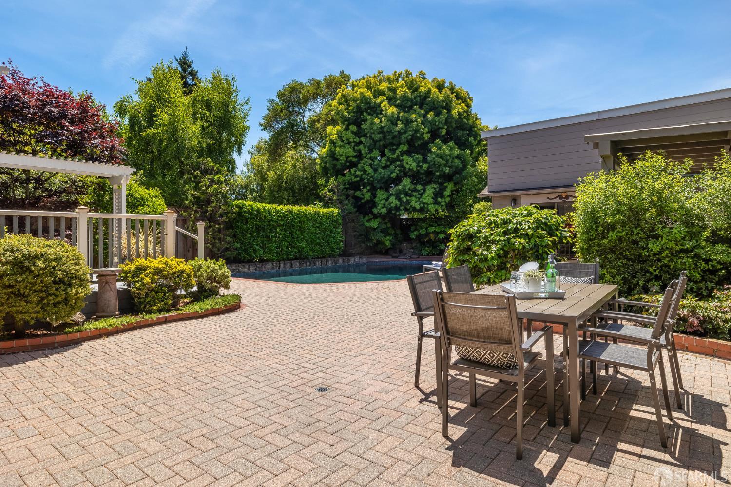 Detail Gallery Image 33 of 73 For 219 Clarendon Rd, Burlingame,  CA 94010 - 3 Beds | 2/1 Baths