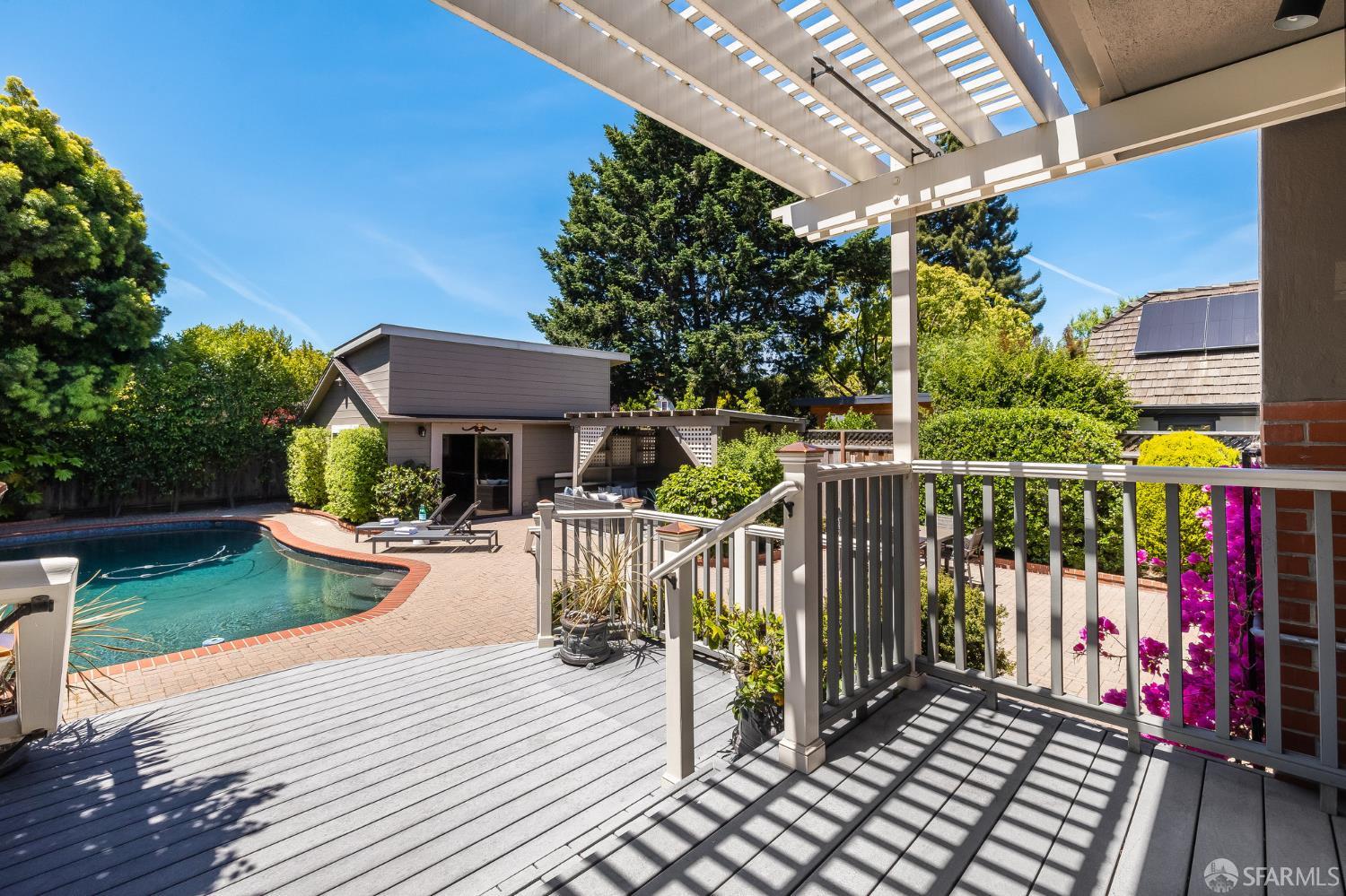 Detail Gallery Image 30 of 73 For 219 Clarendon Rd, Burlingame,  CA 94010 - 3 Beds | 2/1 Baths