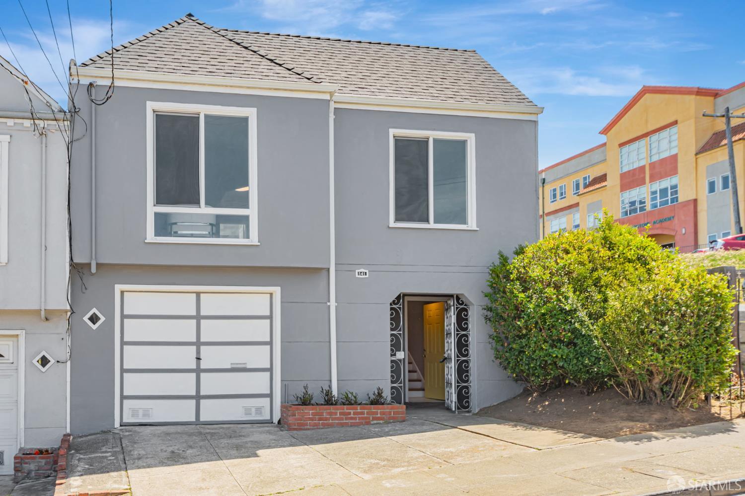 Detail Gallery Image 3 of 43 For 141 Cambridge St, San Francisco,  CA 94134 - 3 Beds | 1 Baths