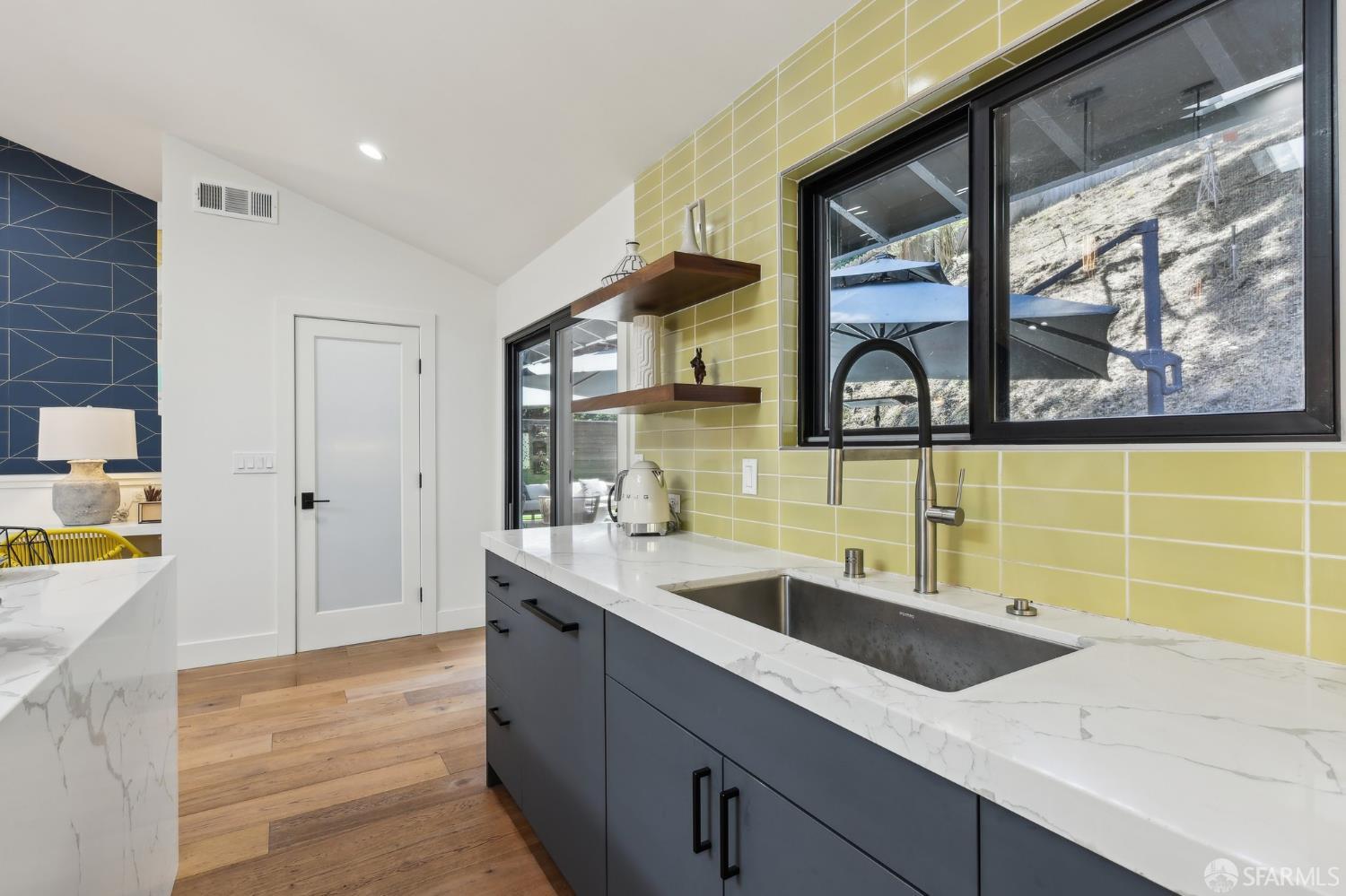 Detail Gallery Image 8 of 62 For 2031 Buena Vista Dr, Pinole,  CA 94564 - 5 Beds | 4 Baths