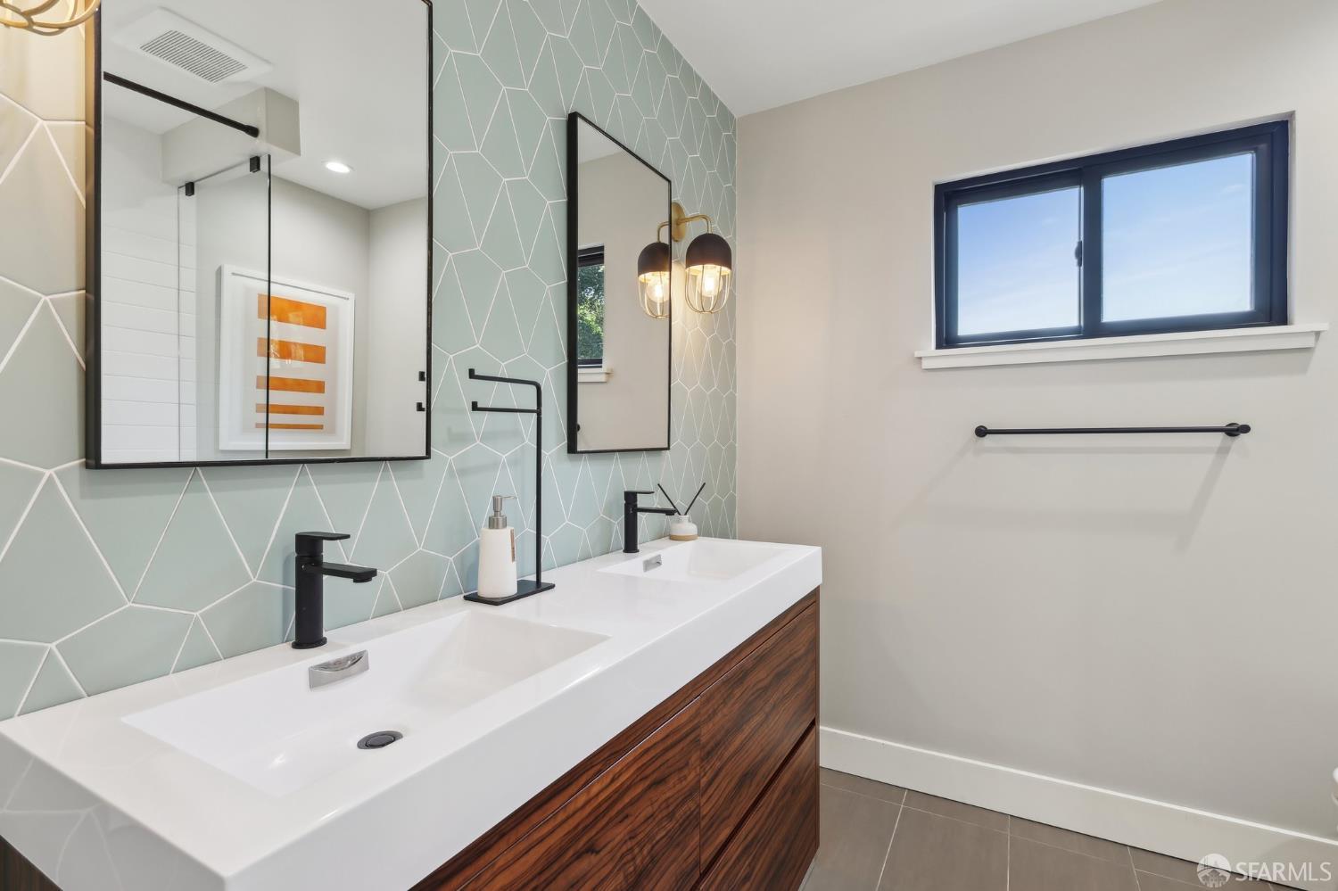 Detail Gallery Image 23 of 62 For 2031 Buena Vista Dr, Pinole,  CA 94564 - 5 Beds | 4 Baths