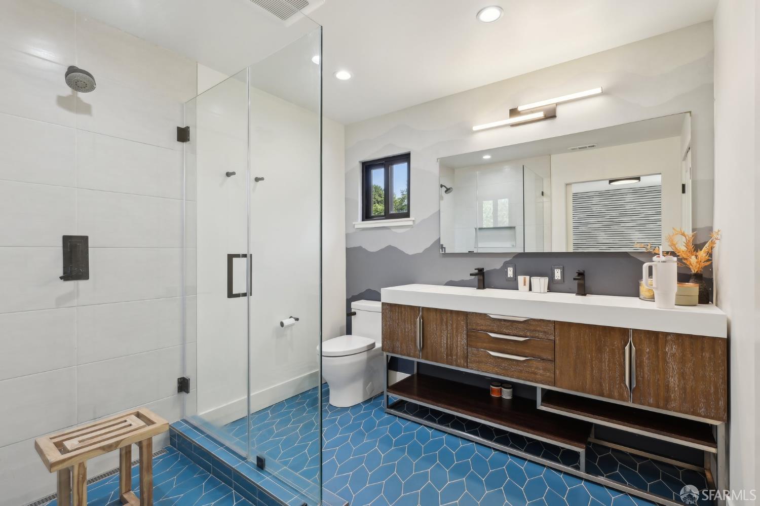 Detail Gallery Image 19 of 62 For 2031 Buena Vista Dr, Pinole,  CA 94564 - 5 Beds | 4 Baths