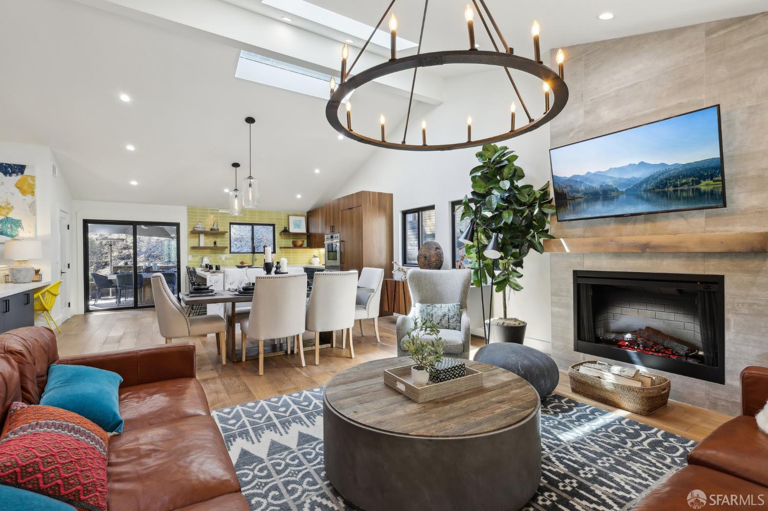Detail Gallery Image 12 of 62 For 2031 Buena Vista Dr, Pinole,  CA 94564 - 5 Beds | 4 Baths
