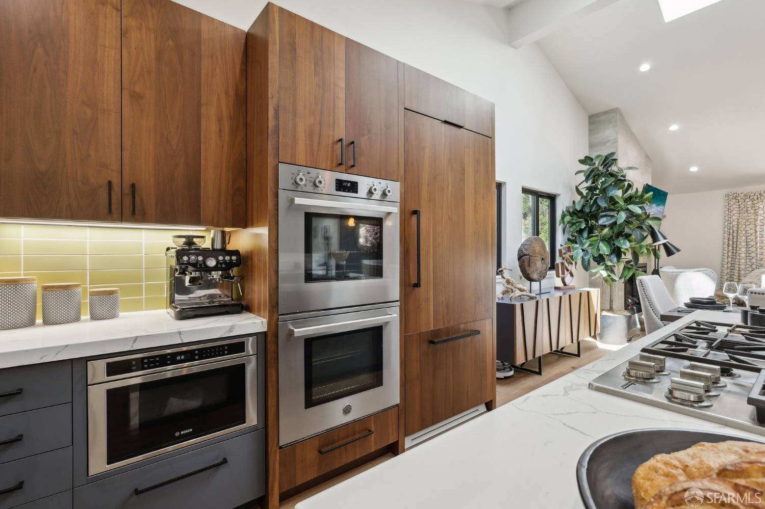 Detail Gallery Image 6 of 62 For 2031 Buena Vista Dr, Pinole,  CA 94564 - 5 Beds | 4 Baths