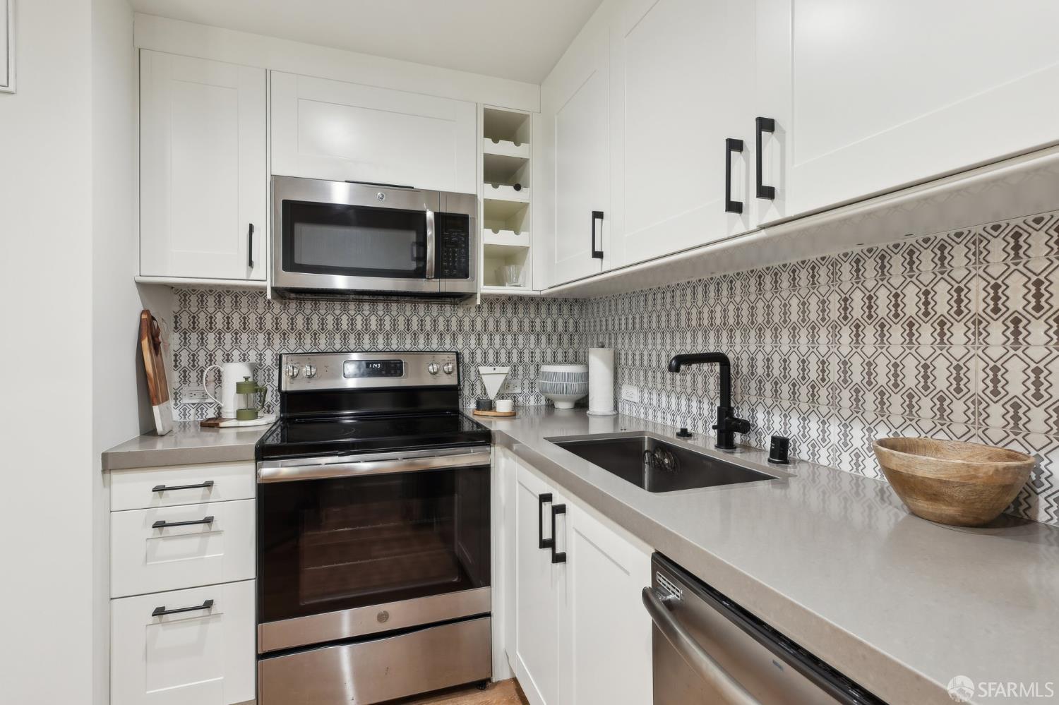 Detail Gallery Image 36 of 62 For 2031 Buena Vista Dr, Pinole,  CA 94564 - 5 Beds | 4 Baths