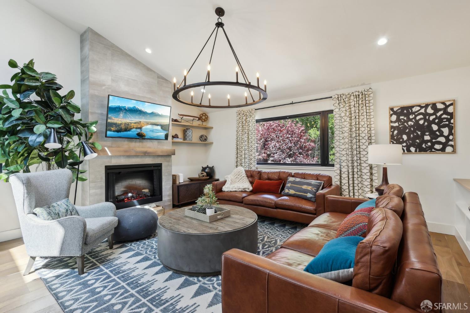 Detail Gallery Image 4 of 62 For 2031 Buena Vista Dr, Pinole,  CA 94564 - 5 Beds | 4 Baths