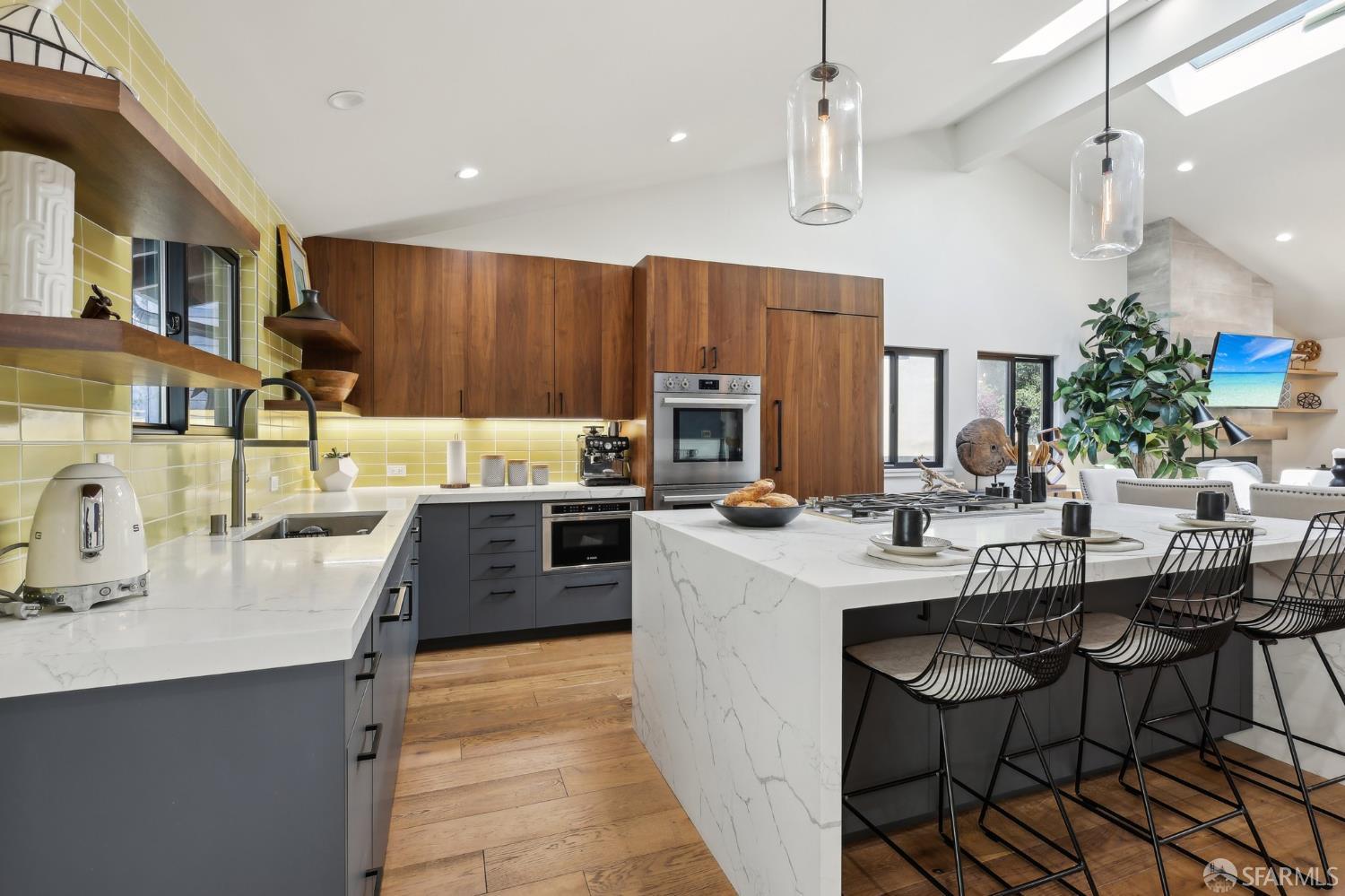 Detail Gallery Image 9 of 62 For 2031 Buena Vista Dr, Pinole,  CA 94564 - 5 Beds | 4 Baths