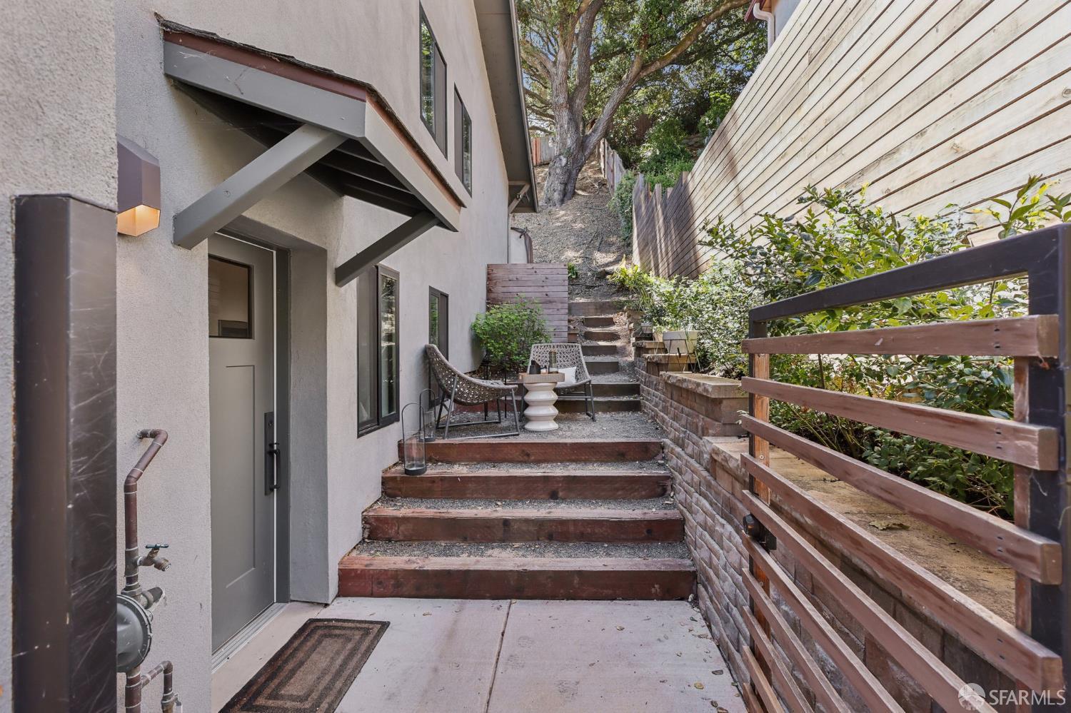 Detail Gallery Image 33 of 62 For 2031 Buena Vista Dr, Pinole,  CA 94564 - 5 Beds | 4 Baths
