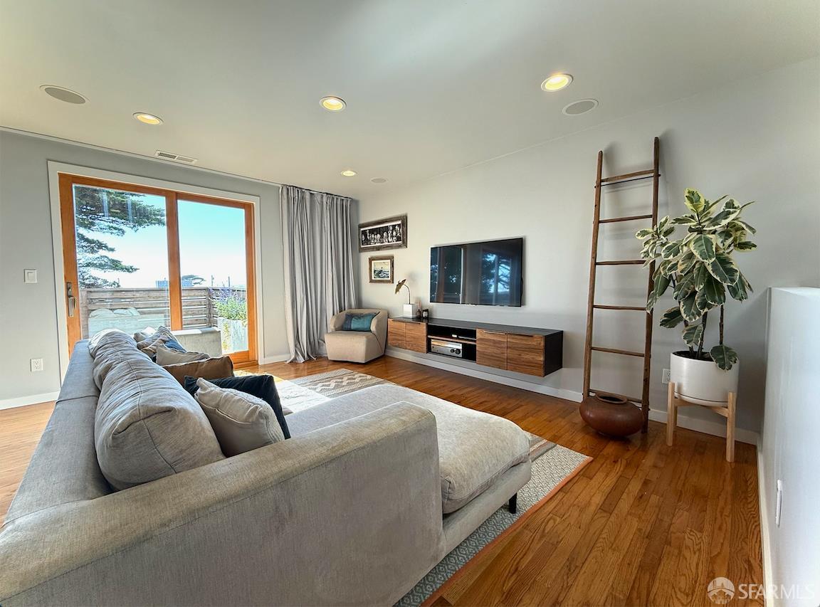 Detail Gallery Image 6 of 35 For 2543 44th Ave, San Francisco,  CA 94116 - 3 Beds | 2 Baths