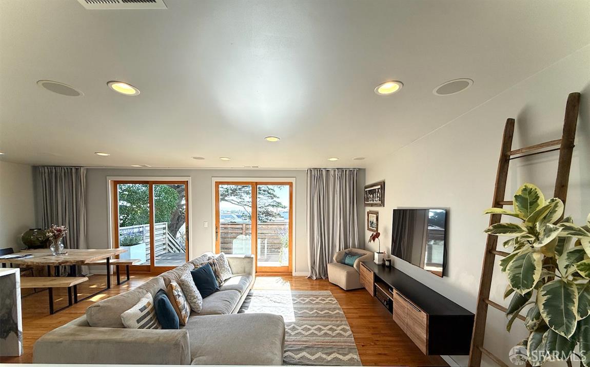 Detail Gallery Image 5 of 35 For 2543 44th Ave, San Francisco,  CA 94116 - 3 Beds | 2 Baths