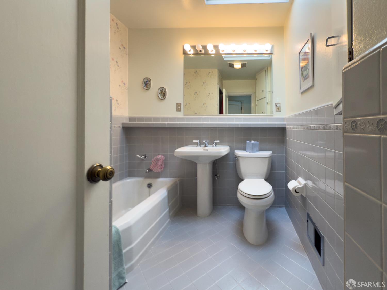 Detail Gallery Image 9 of 33 For 270 Arleta Ave, San Francisco,  CA 94134 - 2 Beds | 1/1 Baths