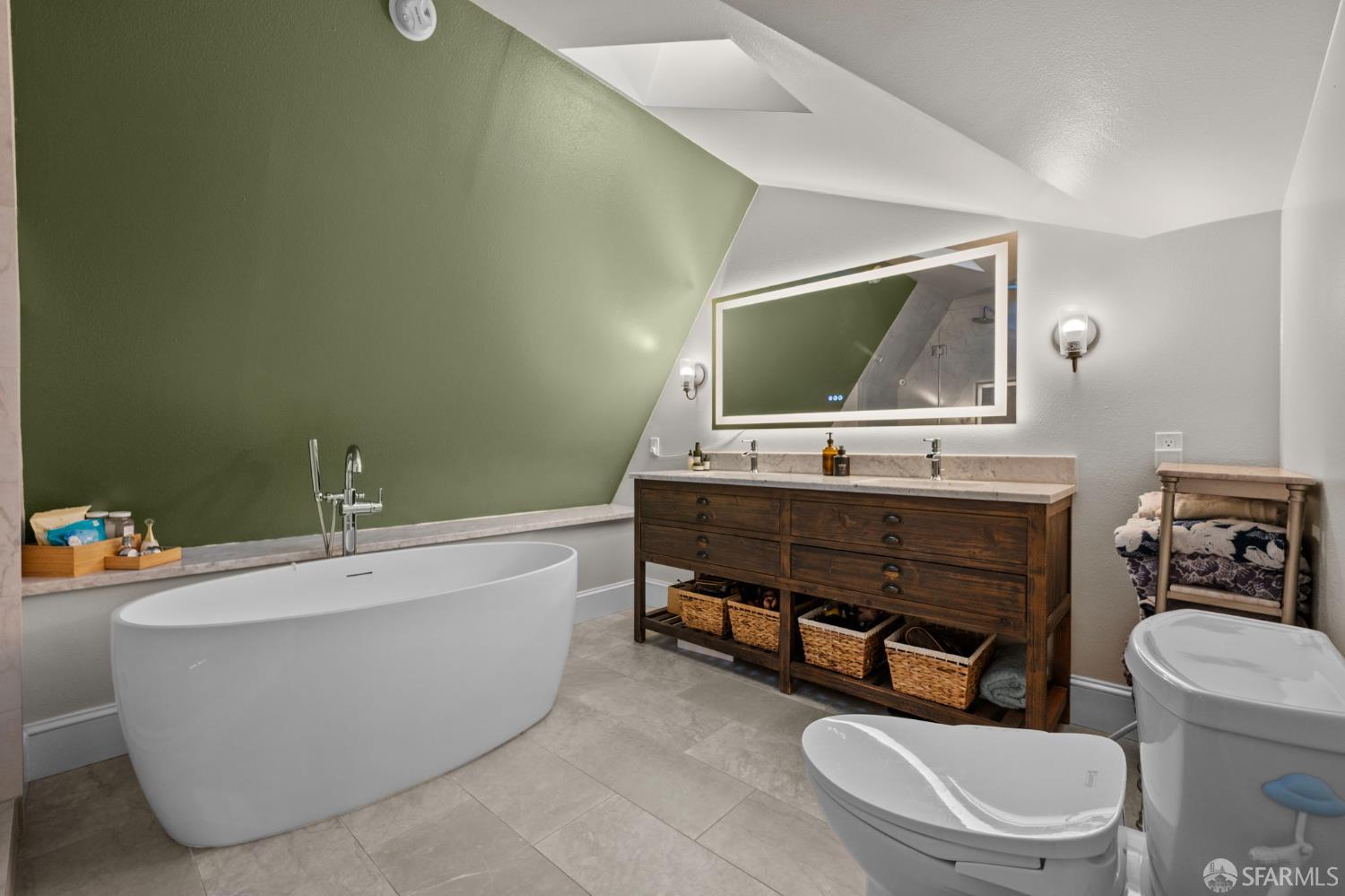 Detail Gallery Image 35 of 53 For 4551 Fairbairn Ave, Oakland,  CA 94619 - 4 Beds | 3 Baths