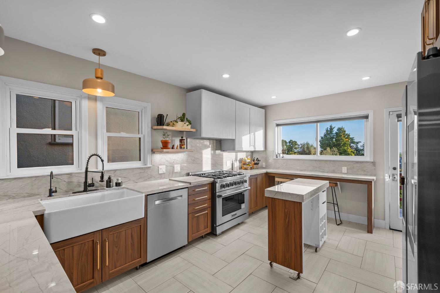 Detail Gallery Image 2 of 53 For 4551 Fairbairn Ave, Oakland,  CA 94619 - 4 Beds | 3 Baths