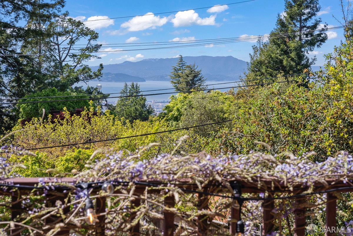 Detail Gallery Image 2 of 24 For 9018 Skyline Blvd, Oakland,  CA 94611 - 3 Beds | 2 Baths