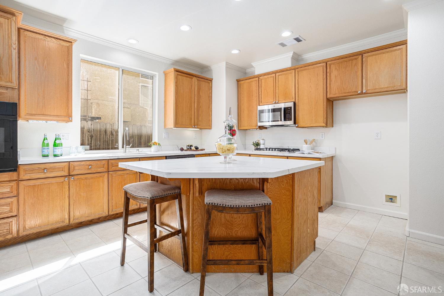 Detail Gallery Image 15 of 44 For 1845 Kern Mountain Way, Antioch,  CA 94531 - 5 Beds | 2/1 Baths