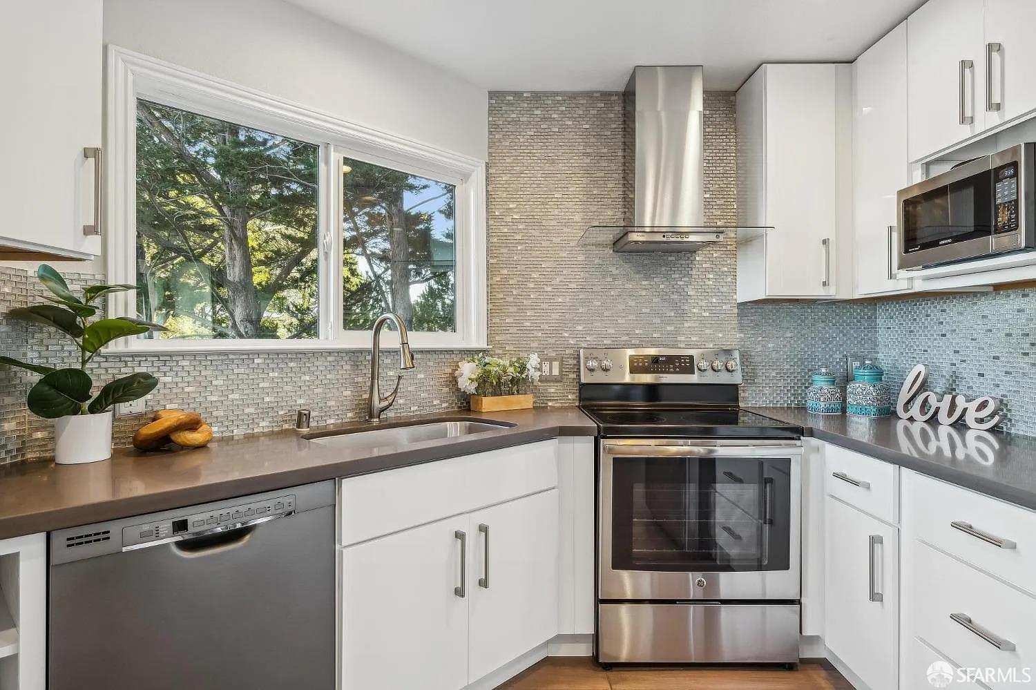 Detail Gallery Image 8 of 20 For 2 Hawkins Ln, San Francisco,  CA 94124 - 3 Beds | 2 Baths