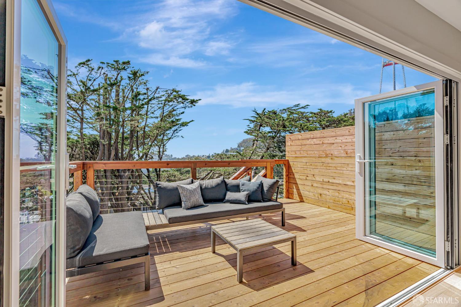 Detail Gallery Image 3 of 46 For 115 Gladeview Way, San Francisco,  CA 94131 - 4 Beds | 3 Baths