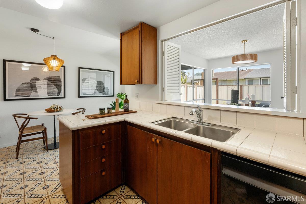 Detail Gallery Image 14 of 76 For 2691 Sean Ct, South San Francisco,  CA 94080 - 4 Beds | 2/1 Baths