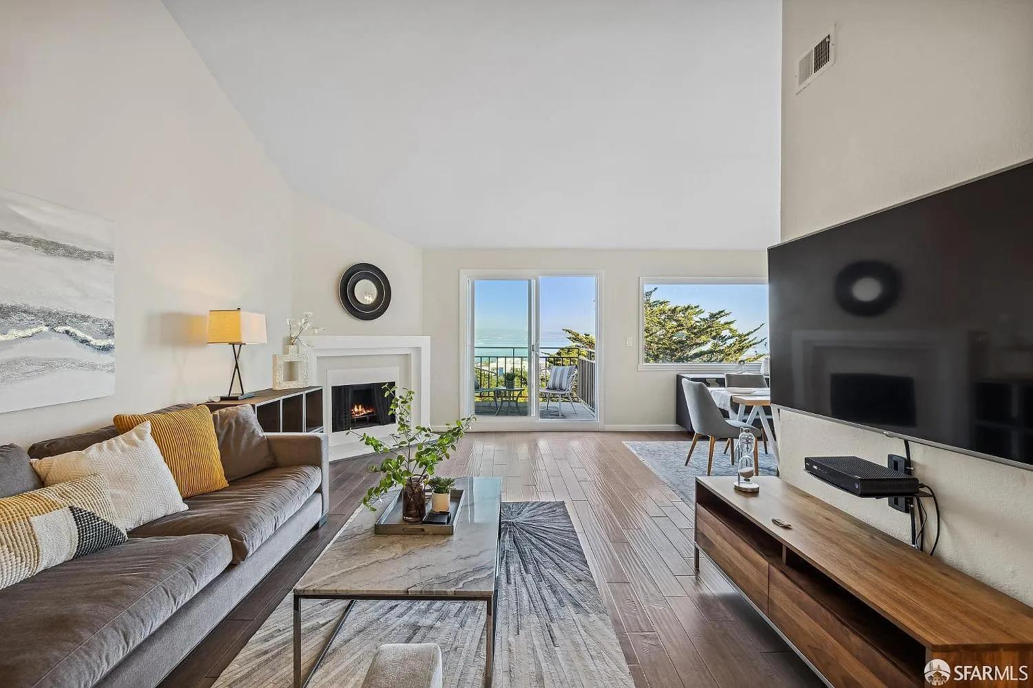 Detail Gallery Image 2 of 20 For 2 Hawkins Ln, San Francisco,  CA 94124 - 3 Beds | 2 Baths