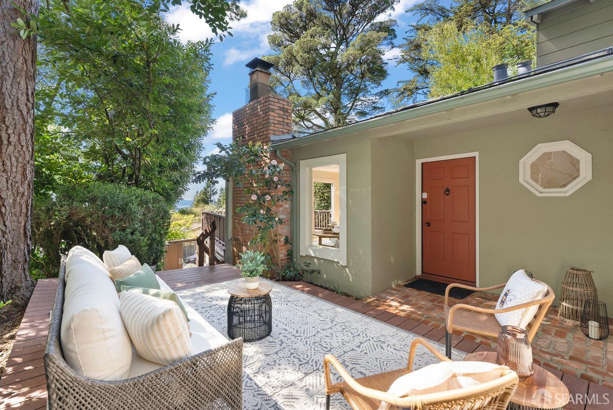 Detail Gallery Image 1 of 24 For 9018 Skyline Blvd, Oakland,  CA 94611 - 3 Beds | 2 Baths