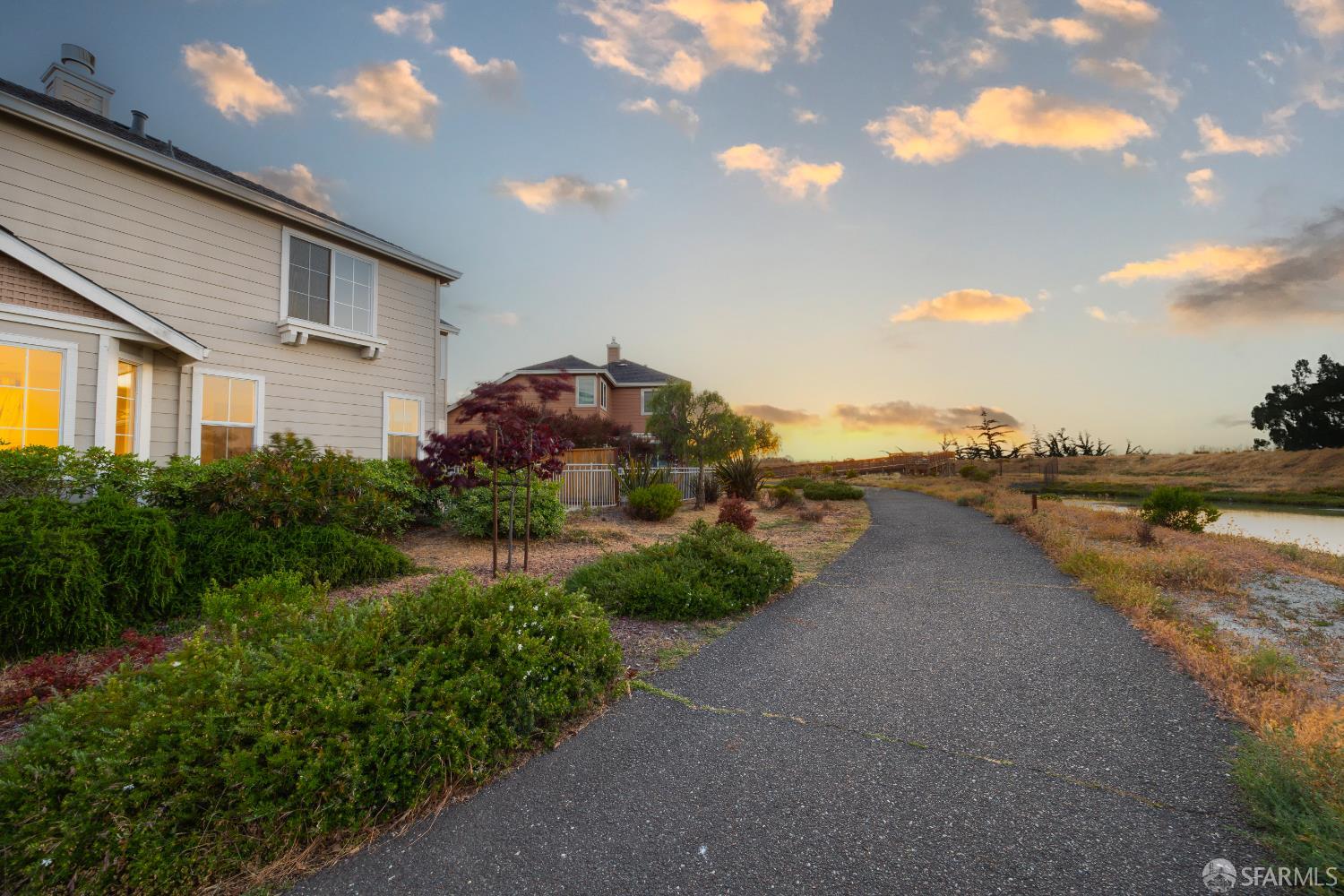 Detail Gallery Image 5 of 8 For 3044 Whisperwave Cir, Redwood City,  CA 94065 - 4 Beds | 2/1 Baths